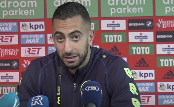 Sparta aanvoerder Adil Auassar voor de camera's