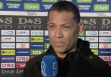 Fraser voor de microfoon van RTV Rijnmond