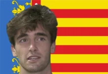 Pedro Alemañ poseert voor Valenciaanse vlag