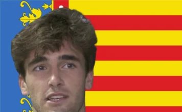 Pedro Alemañ poseert voor Valenciaanse vlag