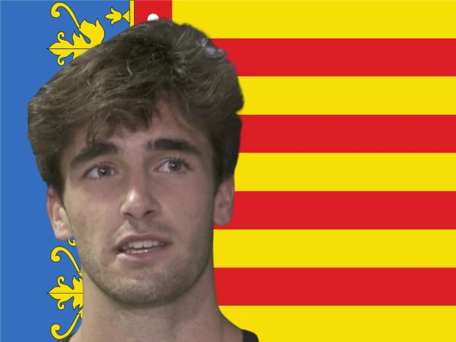 Pedro Alemañ poseert voor Valenciaanse vlag