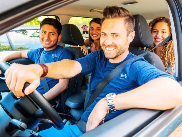 Spartanen gezamenlijk op weg naar Sparta in een auto waar de plaatsen gedeeld worden