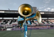 Tonnen investeren, of de stadionspeaker trainen