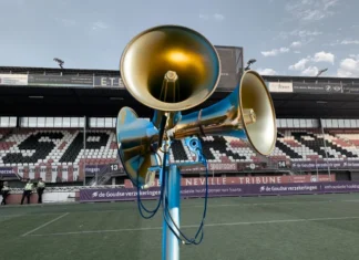 Tonnen investeren, of de stadionspeaker trainen